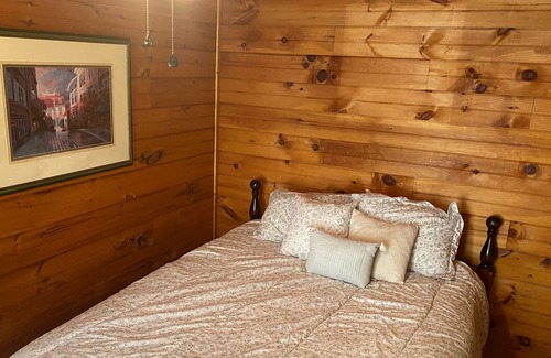 Bruno Resort | Blue Clouds Ozarks Resort - The Log Cabin/ Honeymoon Suite