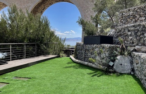 Niolon House | Blue coast, 200 metres from the sea, superb view, jacuzzi