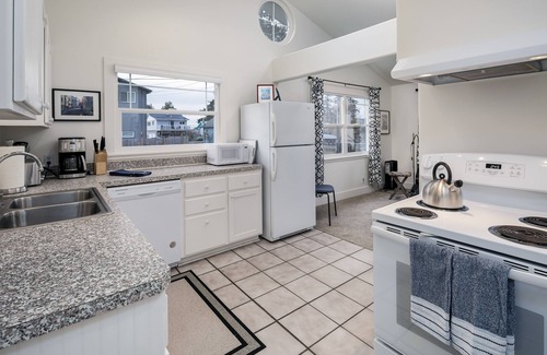 Camano Island House | Blue cottage 3 blocks from the beach!