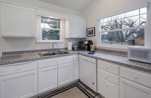 Camano Island House | Blue cottage 3 blocks from the beach!