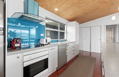 Mangawhai Heads Cottage | Blue Crush Villa - Mangawhai Heads Holiday Home