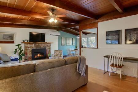 Oakhurst House | Blue Door Cottage 12 miles to Yosemite Bbq
