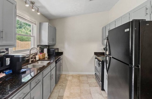 Golden Grove House | Blue Door Homestead~ 20 Min to Greenville!