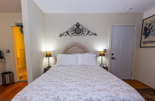 Alma Apartment | Blue Door Inn- Suite Three