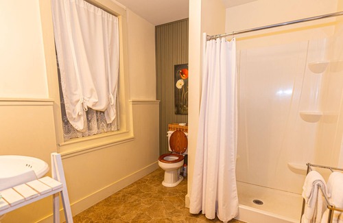 Alma Apartment | Blue Door Inn- Suite Three