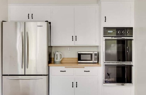 Valley Glen House | Blue Door Oasis -5 min to Universal & Hollywood