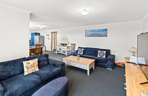 Port Macdonnell House | BLUE FIN part of BLUE FIN HOLIDAY HOMES - PET FRIENDLY & FREE WIF-FI