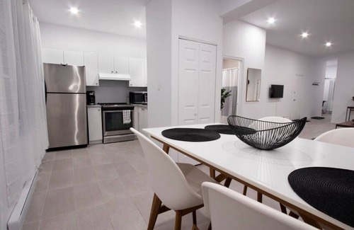 Milton Park Apartment | Blue&Gold/Plateau/St-Laurent/SelfCheck-In/AC/TV