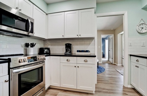 Whitfield House | Blue Haven - 4BD/2BA/Bunkbed Room Getaway w Pool - NEAR AIRPORT!