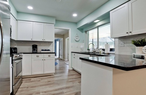 Whitfield House | Blue Haven - 4BD/2BA/Bunkbed Room Getaway w Pool - NEAR AIRPORT!