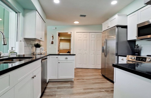 Whitfield House | Blue Haven - 4BD/2BA/Bunkbed Room Getaway w Pool - NEAR AIRPORT!