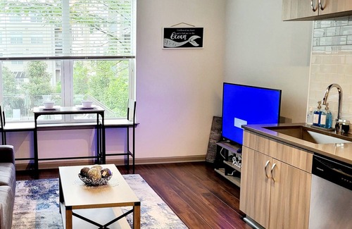 Potomac West Apartment | Blue Haven~Free Garage Parking/Min To New Metro/OldTown/DCA/DC/Free Wifi/Pool