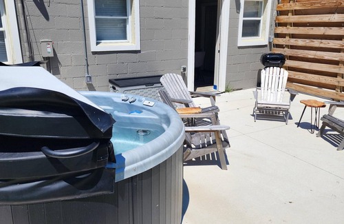 South Haven Condo | Blue Heaven #3- Hot tub- close to each and town