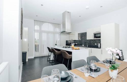 Henley-on-Thames Apartment | Blue Heron - 2 Bedroom Apt With 2 Parking Spaces - From 165 Per Night