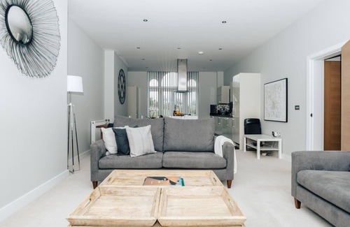 Henley-on-Thames Apartment | Blue Heron - 2 Bedroom Apt With 2 Parking Spaces - From 165 Per Night