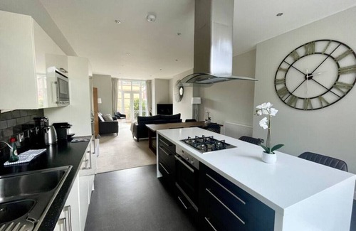 Henley-on-Thames Apartment | Blue Heron - 2 Bedroom Apt With 2 Parking Spaces - From 165 Per Night
