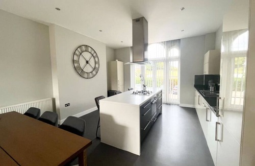 Henley-on-Thames Apartment | Blue Heron - 2 Bedroom Apt With 2 Parking Spaces - From 165 Per Night