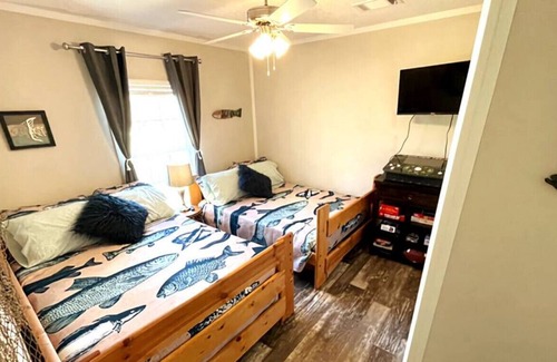Eatonton House | Blue Heron Hideaway 3 bd 2ba with Private Dock & Sunset Views, pet friendly.