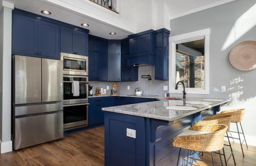 Lake Norman of Catawba House | Blue Heron by AvantStay Lakefront Dock Pool Theater Sleeps 22