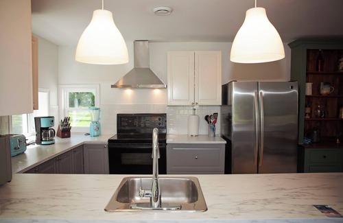 Picton Cottage | Blue House on Kelly - 10 Minutes from the Sandbanks Provincial Park!