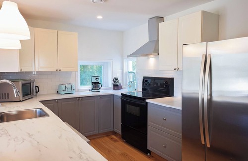 Picton Cottage | Blue House on Kelly - 10 Minutes from the Sandbanks Provincial Park!