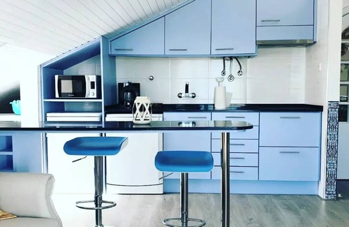 Aldeia do Meco Apartment | BLUE HOUSE SESIMBRA facing California beach, with garage