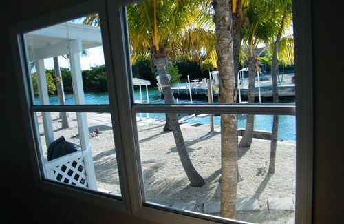 Marathon Cottage | Blue Isle Gem II- Gulf of America in the front yard