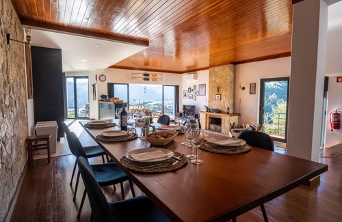Ferreira do Zezere House | Blue Lake House | Stunning View, Pool, Sauna & Gym