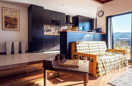 Ferreira do Zezere Villa | Blue Lake House - Stunning Views, Pool, Sauna and Gym