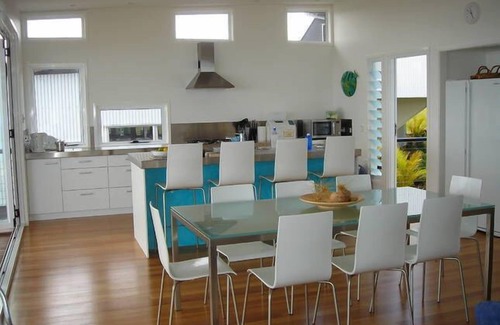 Brisbane Waterfront House | Blue Moon Beach House. Fabulous views. Free Wifi. Airconditioned bedrooms.