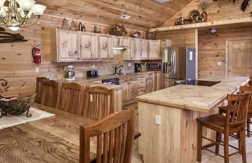 Clyde Cabin | Blue Moon Lodge: Reconnect with Family and Friends with Room to Spread Out!