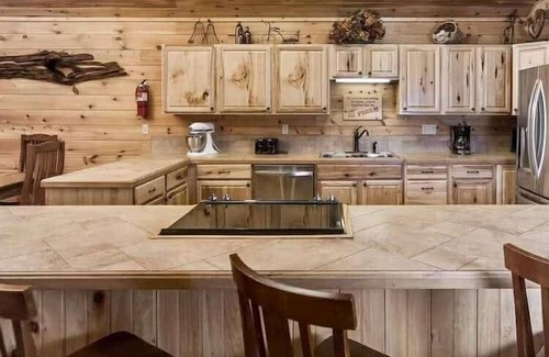 Clyde Cabin | Blue Moon Lodge: Reconnect with Family and Friends with Room to Spread Out!