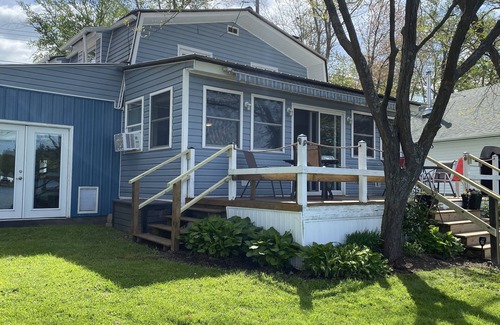 Bradford Cottage | Blue Moon on Weller Island