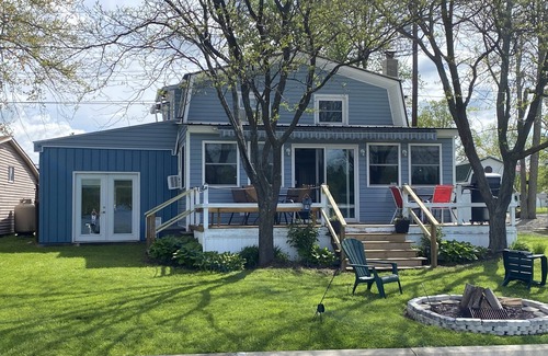 Bradford Cottage | Blue Moon on Weller Island