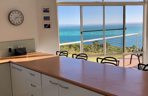 Brisbane Waterfront House | Blue Ocean View Beach House, spectacular seaview, 3 min walk to Tanga beachfront