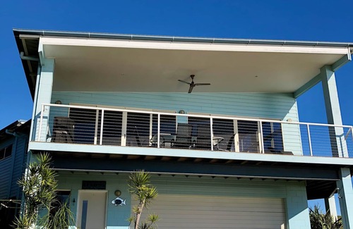 Brisbane Waterfront House | Blue Ocean View Beach House, spectacular seaview, 3 min walk to Tanga beachfront