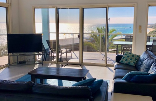 Brisbane Waterfront House | Blue Ocean View Beach House, spectacular seaview, 3 min walk to Tanga beachfront