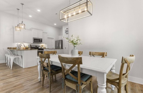 Oak Court Cottage | Blue Ono Cottage w Hot Tub, Fire Pit, 5 min to Beach, free parking