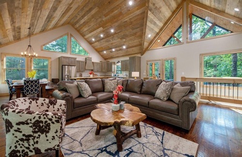 McCaysville Ski Chalet | BLUE RIDGE! Hot Tub! Fire Pit! Air Hockey! FAST Wi-Fi! S'mores!
