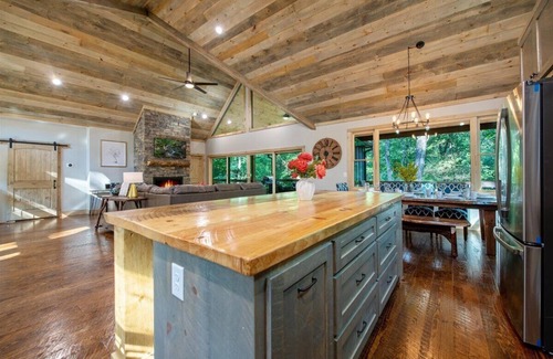 McCaysville Ski Chalet | BLUE RIDGE! Hot Tub! Fire Pit! Air Hockey! FAST Wi-Fi! S'mores!