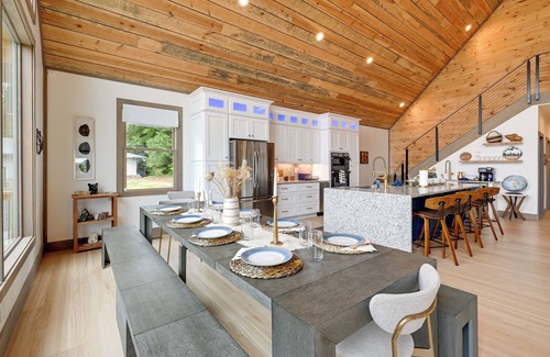 Andrews Cabin | Blue Ridge Mountain-View Cabin w/Hot Tub & Deck!