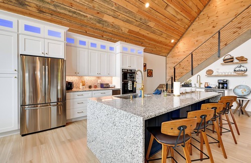 Andrews Cabin | Blue Ridge Mountain-View Cabin w/Hot Tub & Deck!
