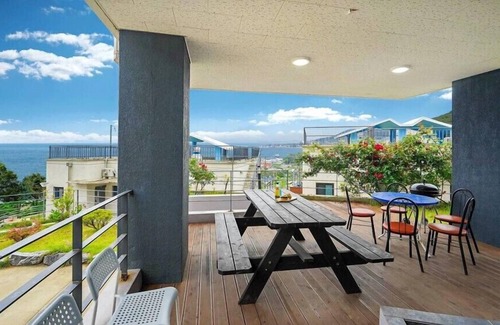 Yeongdeok Apartment | Blue Road Town Pension (Bada-dong)