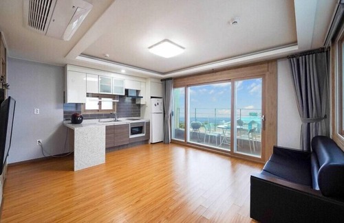 Yeongdeok Apartment | Blue Road Town Pension (Bada-dong)