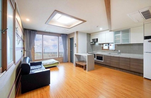 Yeongdeok Apartment | Blue Road Town Pension (Bada-dong)