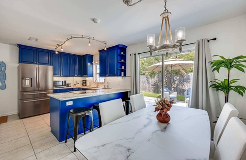 Jacksonville Cottage | Blue Seahorse Beach cottage, Private backyard, free parking, steps from the sand