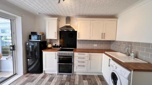 Pentraeth House | 'Blue Sky' 2 Bedroom Enclosed Garden Parking WiFi