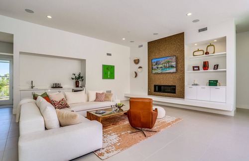 Historic Tennis Club House | 'Blue Skye Modern' Modern pool pad w/4 suites