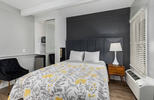 Douglas Hotel | Blue Star Motel #4 - Studio Hotel, Sleeps 2