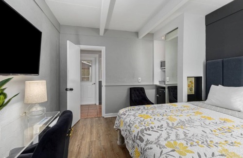 Douglas Hotel | Blue Star Motel #6 - Studio Hotel, Sleeps 2